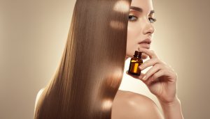 découvrez les bienfaits de l'huile d’amande douce pour renforcer et nourrir la fibre capillaire, pour des cheveux doux, brillants et en bonne santé.