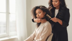 découvrez les méthodes infaillibles pour démêler les cheveux bouclés sans nœuds, en douceur et efficacement, pour des boucles parfaitement définies et sans casse.