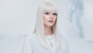 découvrez nos conseils d’entretien experts pour préserver l'éclat de votre blond polaire et garder des cheveux lumineux et doux au quotidien.