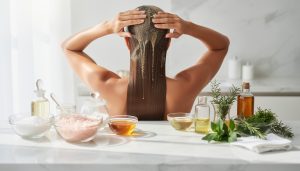 découvrez nos recettes de gommage capillaire, les bienfaits pour votre cuir chevelu et la fréquence idéale pour un soin optimal.