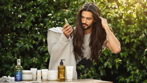 découvrez nos conseils pour prendre soin des cheveux longs chez l’homme : astuces d’entretien, produits adaptés et routines efficaces pour une chevelure saine et stylée.