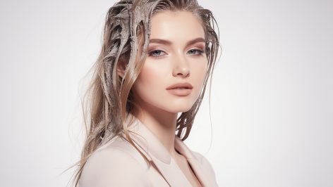 découvrez des solutions efficaces pour réparer en profondeur les cheveux très abîmés et retrouver douceur, force et éclat.