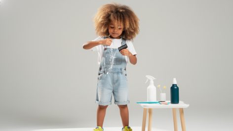 découvrez une routine naturelle adaptée aux enfants aux cheveux secs, frisés ou crépus pour hydrater, protéger et sublimer leurs cheveux en douceur.