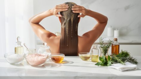 découvrez nos recettes de gommage capillaire, les bienfaits pour votre cuir chevelu et la fréquence idéale pour un soin optimal.