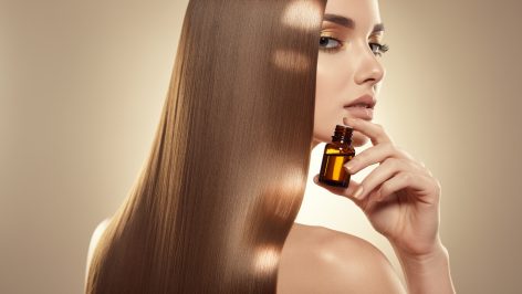 découvrez les bienfaits de l'huile d’amande douce pour renforcer et nourrir la fibre capillaire, pour des cheveux doux, brillants et en bonne santé.